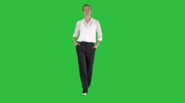 Tam uzunlukta vurdu. Seksi iş kadını ile yürüme Chroma anahtar yeşil ekranda ona ceplerinde eller. 4 k çözünürlüklü profesyonel vurulmuş. 009. sen-ebilmek kullanma o bir örneğin, spor, yoga, meditasyon, sağlıklı