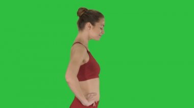 Kadın yürüyüş ve Boyun Germe serbest bırakmak için egzersiz yapıyor gerginlik Chroma anahtar yeşil ekranda oluşturmak.