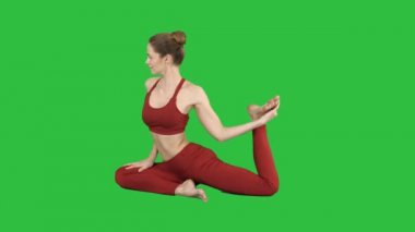Tek bacaklı Kral güvercin poz, Eka Pada Rajakapotasana Chroma anahtar yeşil ekranda güzel genç womandoing yoga ya da pilates egzersiz.