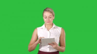 Güzel kız sayfaları swiping ve kamera seyir Chroma anahtar yeşil ekran tablet Dokunmatik ped bilgisayar aracı holding.