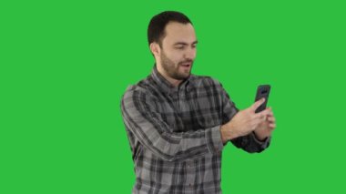 Güzel bir yeşil ekranda Chroma Key selfie alarak adam sakallı.