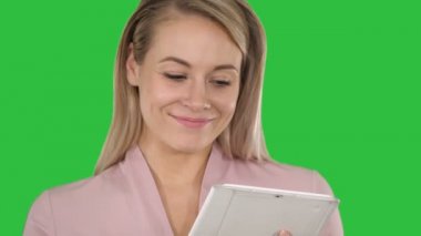 Etkin iş kadın holding tablet Chroma anahtar yeşil ekranda.