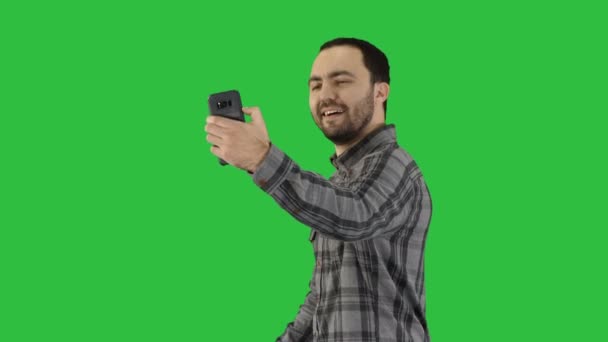 Adolescente haciendo una selfie al caminar en una pantalla verde, Chroma Key . — Vídeos de Stock