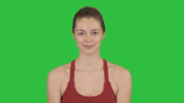 Donna caucasica yoga meditando loto seduta, mani accoppiate su uno schermo verde, Chroma Key . — Video Stock