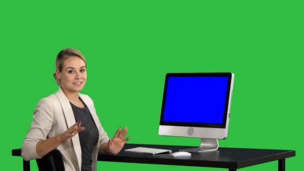 Vertrouwen gerichte zakenvrouw in gesprek met camera en op zoek te volgen in de buurt van haar op een groen scherm, Chromakey. Blauw scherm Mock-up Display. — Stockvideo