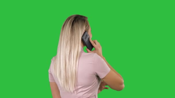 Mujer hablando por teléfono en una pantalla verde, Chroma Key . — Vídeos de Stock