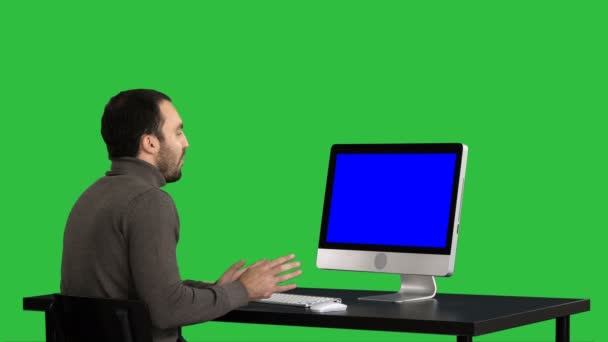 Молодий Ділова людина робить відео-дзвінок на свій комп'ютер на зелений екран, Chroma Key. Синій екран дисплея макет. — стокове відео