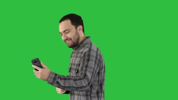 Portrait de succès beau jeune homme vidéo chating sur un écran vert, Chroma Key . — Video