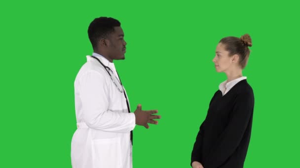 Médico africano masculino conversando com paciente do sexo feminino em uma tela verde, Chroma Key . — Vídeo de Stock