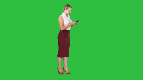 Mulher de negócios bonita usando telefone celular enviando mensagens em uma tela verde, Chroma Key . — Vídeo de Stock