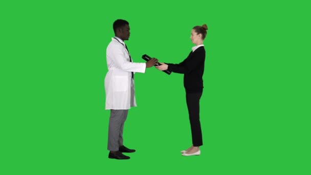 Ασθενής έρχεται στο γιατρό με x ray φυσιοθεραπευτής εξηγώντας ακτινογραφία σε ασθενή σε μια πράσινη οθόνη, Chroma Key. — Αρχείο Βίντεο