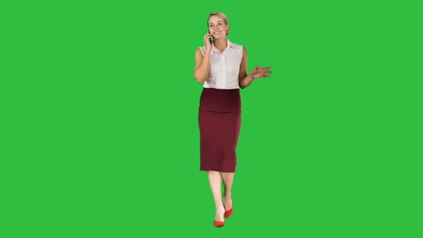 Junge Geschäftsfrau im Gespräch auf dem Smartphone und lächelndes Geschäftskonzept auf einem grünen Bildschirm, Chroma-Schlüssel. — Stockvideo