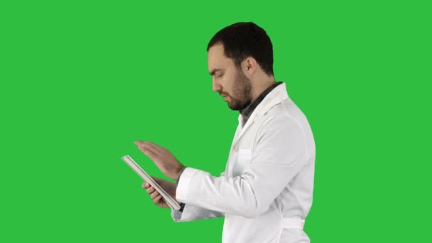 Sanità, medicina e tecnologia Medico che parla con un paziente utilizzando tablet su uno schermo verde, Chroma Key . — Video Stock