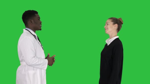 Médico de reconocimiento con un paciente en una pantalla verde, Chroma Key . — Vídeos de Stock