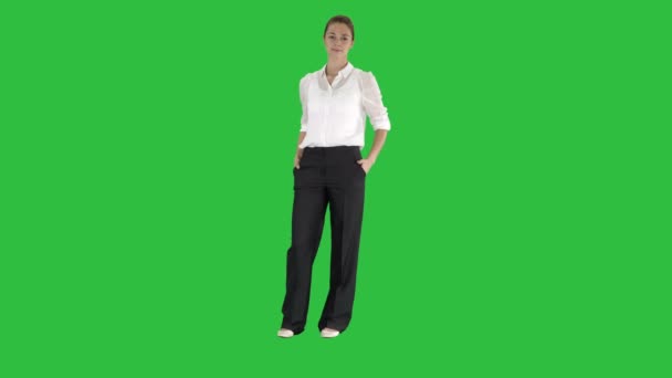 Atractiva mujer de negocios sonriente de pie con los brazos cruzados y mirando a la cámara en una pantalla verde, Chroma Key . — Vídeos de Stock