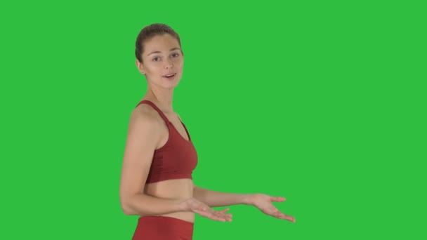 Colpo Medio Vista Laterale Insegnante Yoga Piedi Spiegando Uno Schermo — Video Stock
