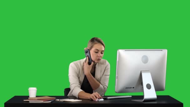Krásná šťastná usmívající se mladých úřad žena pracující na počítači v kanceláři desk atraktivní veselá model v formální oblečení pomocí chytrého telefonu a počítače, které volání během pracovního dne na zelené obrazovce — Stock video