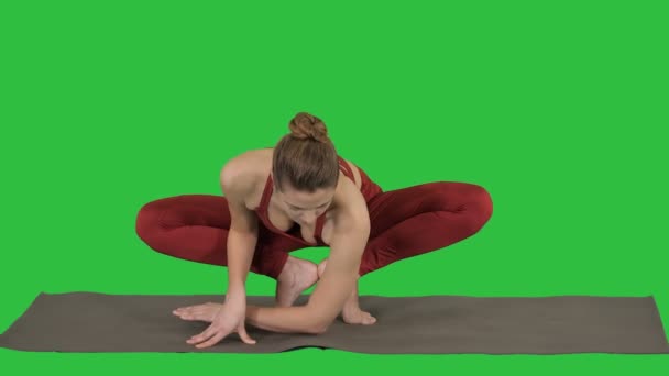 Fitness-Yoga-Trainerin in exotischer Pose auf einem grünen Bildschirm, Chroma-Taste. — Stockvideo