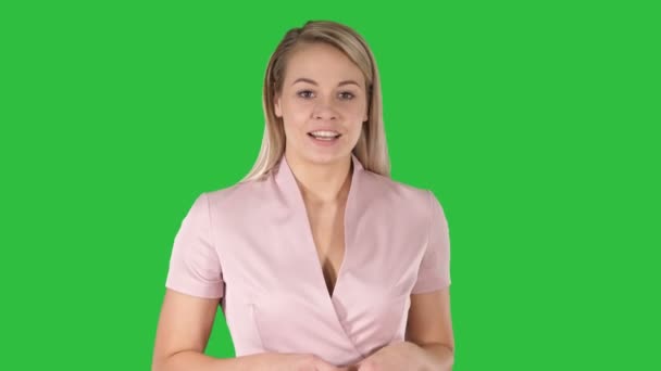 Žena v růžové mluví do kamery na zelené obrazovce, Chroma Key. — Stock video