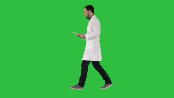 Medico utilizzando scheda mentre si cammina su uno schermo verde, Chroma Key . — Video Stock