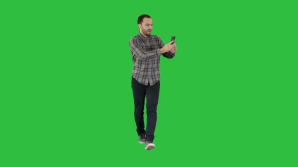 Vrolijke bebaarde man selfie te nemen op een groen scherm, Chromakey. — Stockvideo