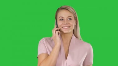 Yakın çekim. Gülümseyen güzel genç kadın portresi yakın çekim yeşil ekran, Chroma Key üstünde hareket eden telefon ile. 4 k çözünürlüklü profesyonel vurulmuş. 005. sen-ebilmek kullanma o bir örneğin içinde ticari video