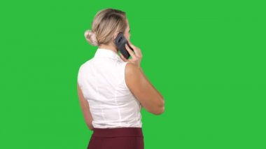 Kadın telefonda Chroma anahtar yeşil ekranda söz.