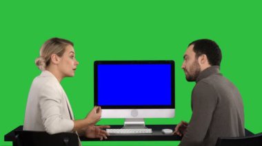 Bilgisayar ekranını görüntüleyin. İş adamları monitör bilgisayar üstünde belgili tanımlık perde üstünde a yeşil perde, Chroma Key nedir hakkında konuşuyor çevresinde toplantısı. Mavi perde Mock-up göstermek. Professional