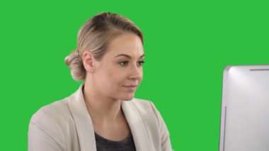 Yetişkin işkadını Chroma anahtar yeşil ekran bilgisayar Office bakarak.