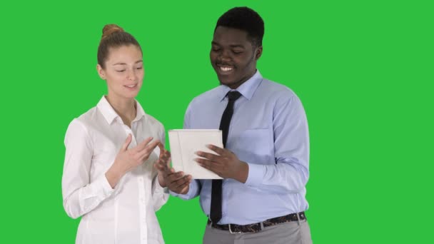 Chroma anahtar yeşil ekranda bir tablet üzerinde çalışan Modern iş adamları. — Stok video