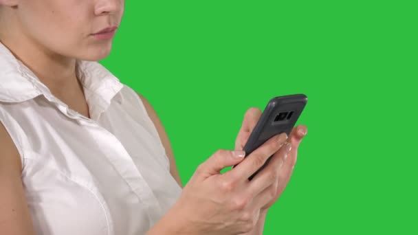 Portrait of beautiful woman using smartphone on a Green Screen, Chroma Key. — Stock Video