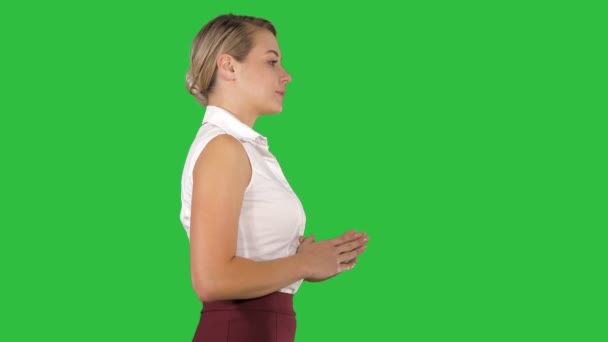 Quiero hablar con usted Retrato de una hermosa mujer rubia caminando y hablando en una pantalla verde, Chroma Key . — Vídeos de Stock