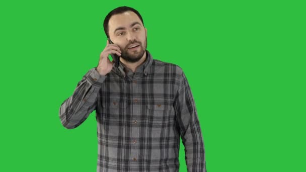 Un homme parle au téléphone et sourit sur un écran vert, Chroma Key . — Video