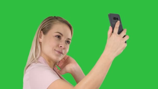 Oldukça çekici güzel sevimli bayan selfie Chroma anahtar yeşil ekran yapmak. — Stok video