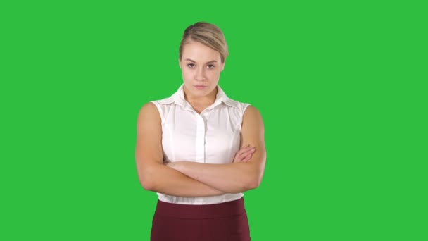 Χαμογελαστή γυναίκα των επιχειρήσεων με διπλωμένα τα χέρια σε μια πράσινη οθόνη, Chroma Key. — Αρχείο Βίντεο