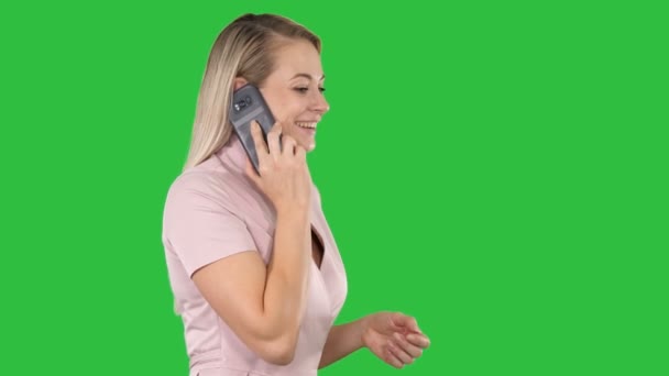Frau telefoniert auf grünem Bildschirm, Chroma-Taste. — Stockvideo