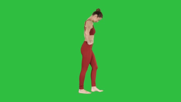 Mulher bonita esticando o pescoço andando em uma tela verde, Chroma Key . — Vídeo de Stock
