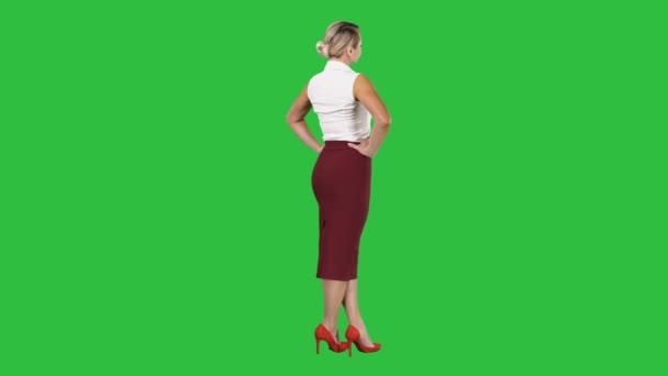 Mujer poniendo sus manos sobre sus caderas en una pantalla verde, Chroma Key . — Vídeos de Stock