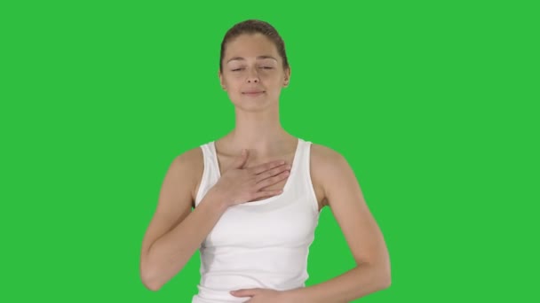 Donna felice respirando profondamente facendo esercizio su uno schermo verde, Chroma Key . — Video Stock