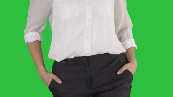 Розслабленої бізнес жінка з прогулянки з руки в її кишенях на зелений екран, Chroma Key. — стокове відео