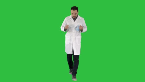 Zwiedzanie przystojny Doktor nosić maski i cap na zielony ekran, Chroma Key. — Wideo stockowe