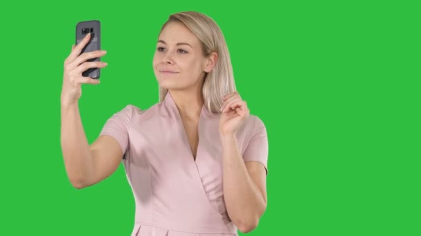 Donna felice scatta foto selfie con il telefono cellulare su uno schermo verde, Chroma Key . — Video Stock