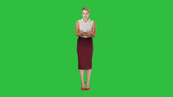 Νεαρή γυναίκα φοράει την επίσημη clothers ψάχνει για την κάμερα διατηρώντας τα χέρια διπλωμένα σε μια πράσινη οθόνη, Chroma Key. — Αρχείο Βίντεο