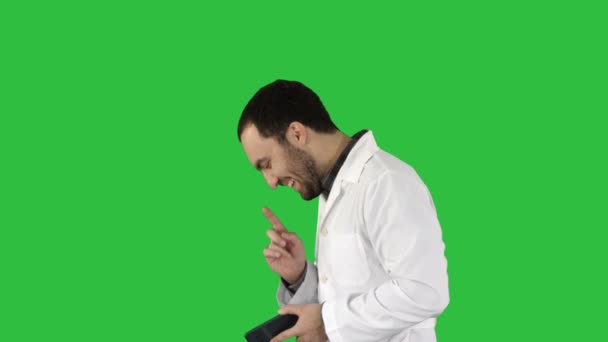 Doktor chůzi a směje se po telefonátu na zelené obrazovce, Chroma Key. — Stock video