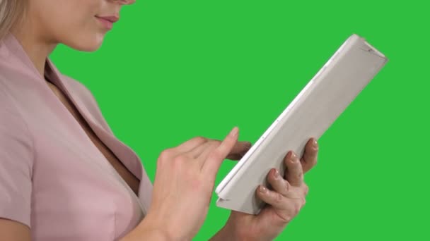 Frauenhände mit Tablet auf grünem Bildschirm, Chroma-Taste. — Stockvideo