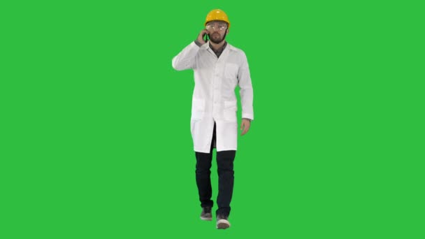 Självsäker manliga ingenjör bär hjälm på samtal på en grön skärm, Chroma Key. — Stockvideo