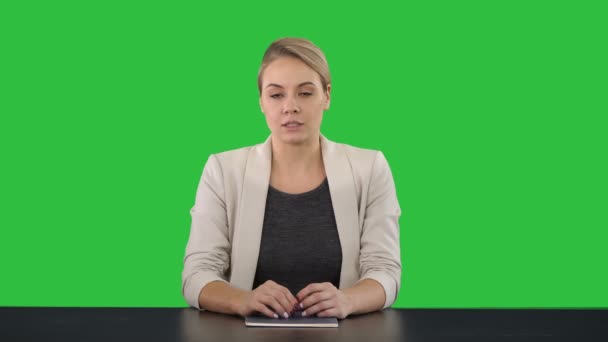 Unga vackra TV hallåman håller tal på en grön skärm, Chroma Key. — Stockvideo