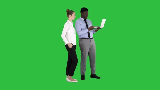 Satisfait de leur travail homme et femme regardant dans l'ordinateur portable sur un écran vert, Chroma Key . — Video