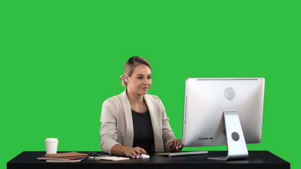 Från tidig morgon är jag kontroll min postlåda spännande kvinna som arbetar på datorn på en grön skärm, Chroma Key. — Stockvideo