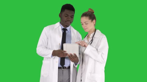 Intelektualnej opieki zdrowotnej profesjonalny afro amerykański lekarz z kolega za pomocą cyfrowego tabletu na ekranie zielony, Chroma Key. — Wideo stockowe